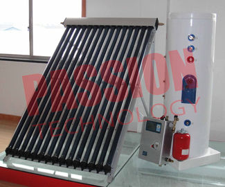 Scaldabagno solare spaccato di bianco professionale con il collettore solare del condotto termico